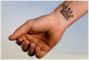 Los 5 mejores tatuajes en la muñeca para hombres - Apréndete small-tattoos-on-wrist