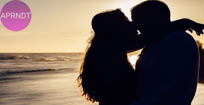 Beso de pareja